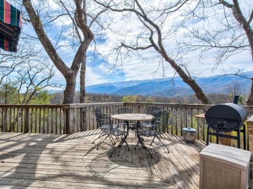 Mountain Treasure 2 BR Pool Access Hot Tub Sleeps 6 - main image