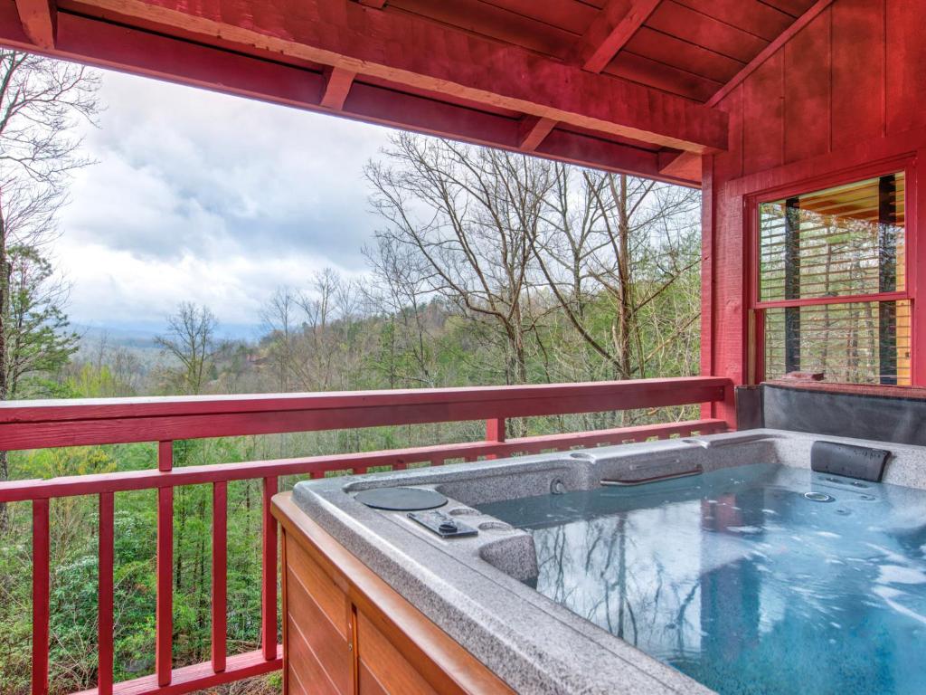 Mountain Rose 2 BR Pool Access Hot Tub Sleeps 6 - main image