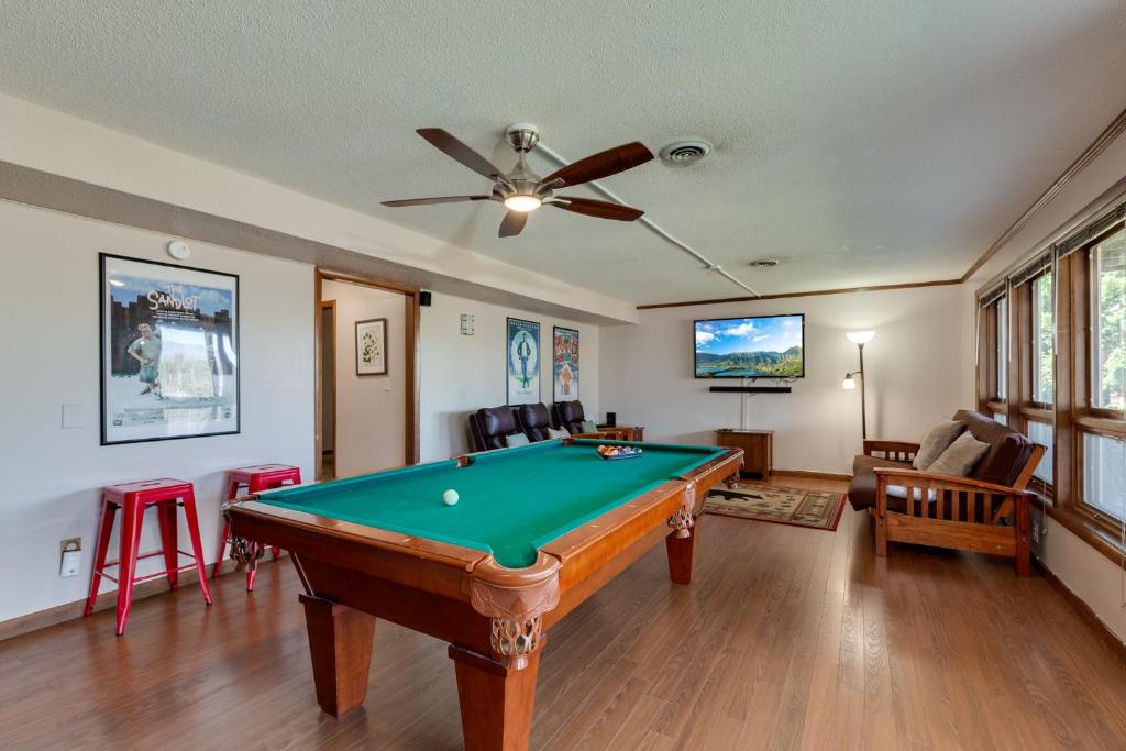 Mountain Splendor 4 Bedrooms Pets Game Room Pool Access Sleeps 12 - image 4