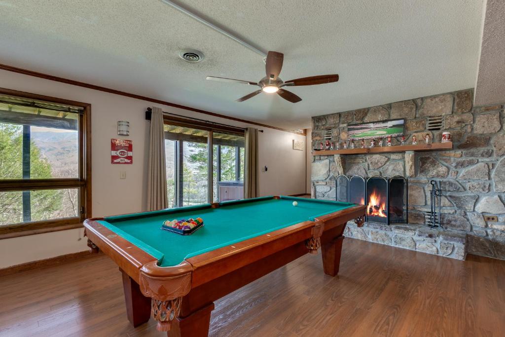 Mountain Splendor 4 Bedrooms Pets Game Room Pool Access Sleeps 12 - image 5