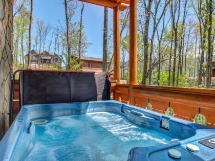 Hibernation Station 2 BR Pool Access Hot tub Fireplace Sleeps 4 Tennessee