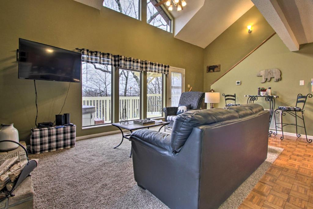 Cozy Gatlinburg Hideaway with Hot Tub and Air Hockey - image 3