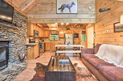 Gatlinburg Cabin in the Woods with Hot Tub Fire Pit - image 1