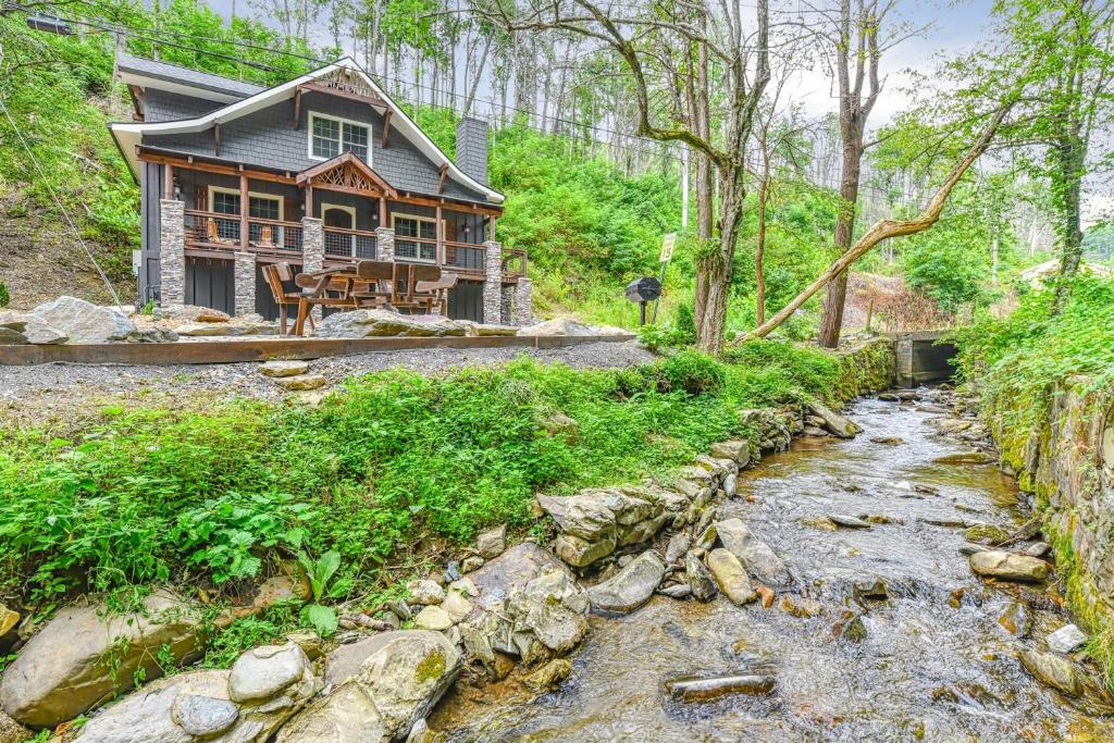 Noir Pine Creekside Chalet - main image