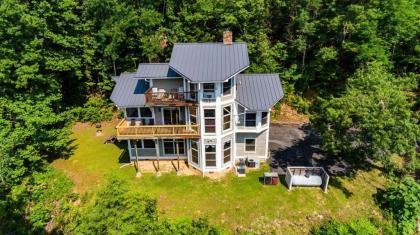 Beautiful mountain Views and Privacy. minutes to downtown Gatlinburg and National Park Tennessee