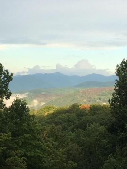 Beautiful Mountain Views and Privacy. Minutes to downtown Gatlinburg and National Park - image 2