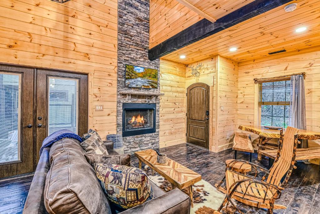 Alpine Creekside Chalet - image 5