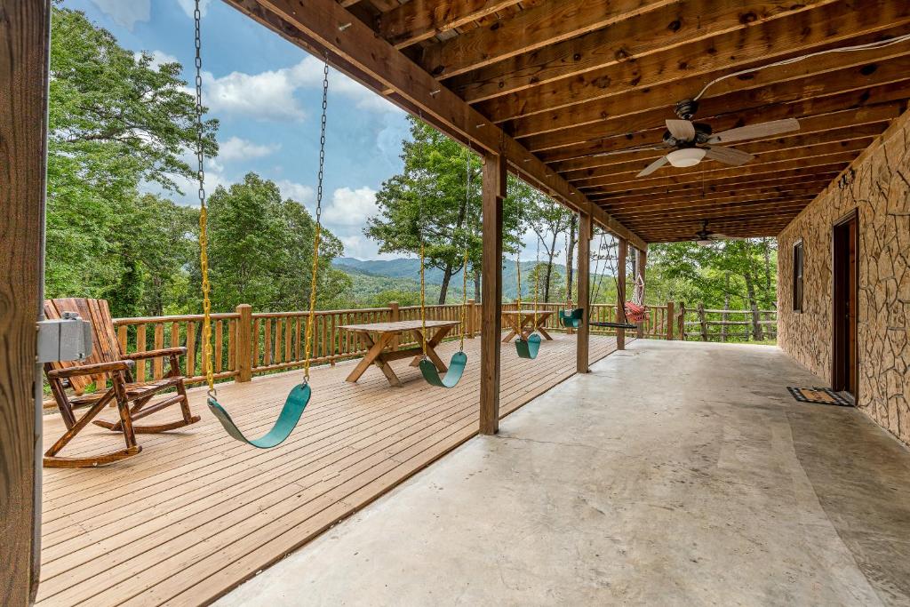 Hand Hewn Hideaway Stunning Gatlinburg Cabin with Hot Tub Table Games and Outdoor Oasis - image 3