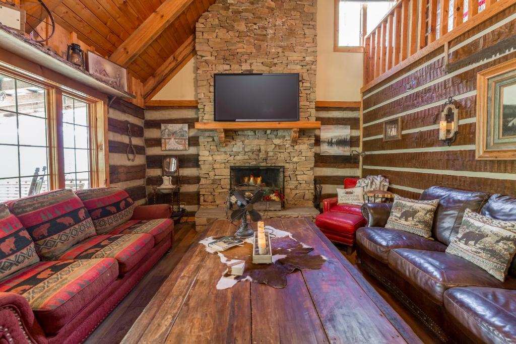 Hand Hewn Hideaway Stunning Gatlinburg Cabin with Hot Tub Table Games and Outdoor Oasis - image 4