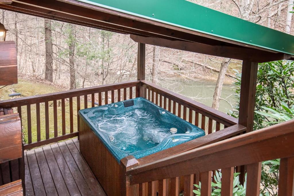 Hugs N Kisses Pool Table Hot Tub Pool Table Community Pool Close to Downtown Gatlinburg - image 3