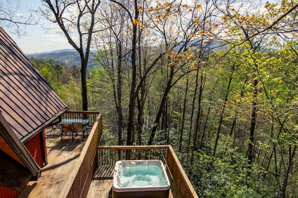 Bear View Chalet with hot tub and near Ober - main image