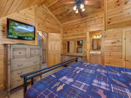 Bear Crossing Cabin 4BRs 3 Pools Hot Tub Pool Table WI-FI Sleeps 12 - image 16