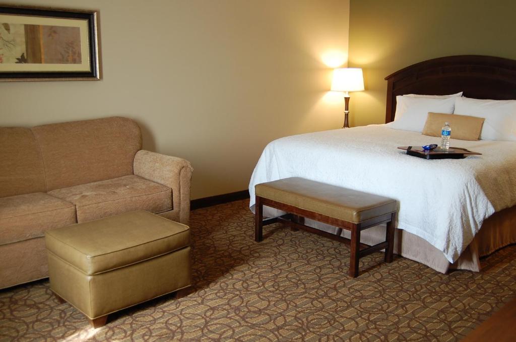 Hampton Inn Geneseo - image 2