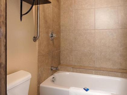 Best Western George West Executive Inn - image 10