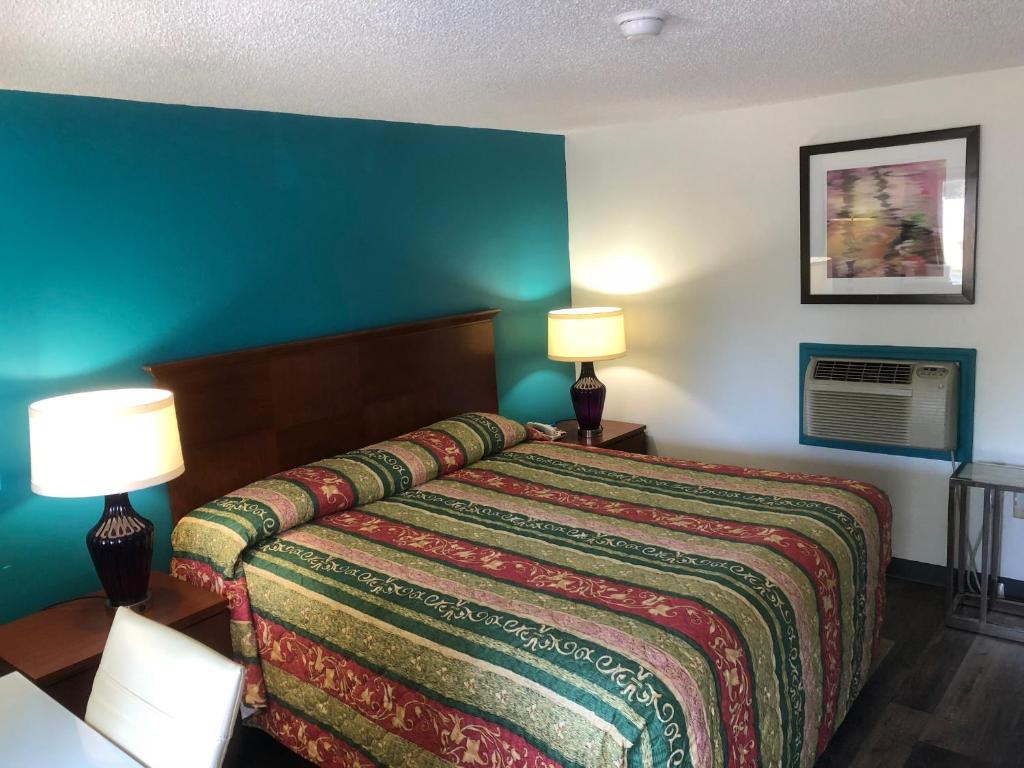 Econo Lodge - image 6