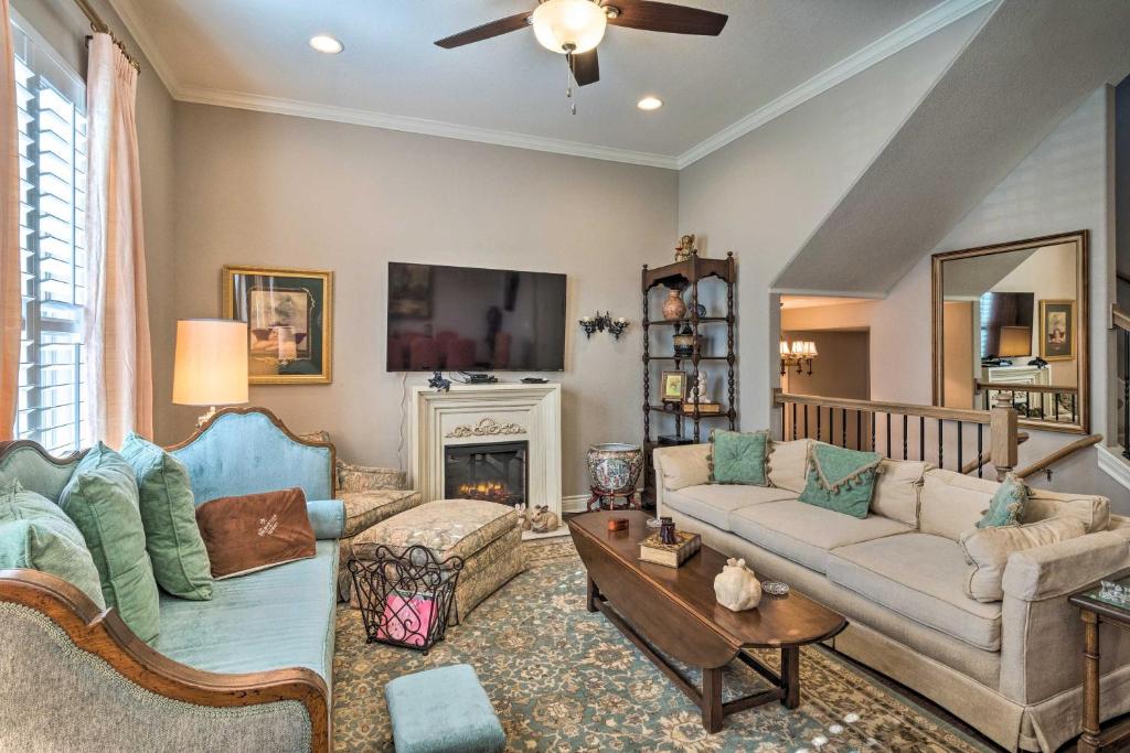 Pet-Friendly Townhome about 2 Mi to Town Square! - main image