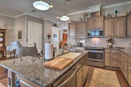 Pet-Friendly Townhome about 2 Mi to Town Square! - image 10