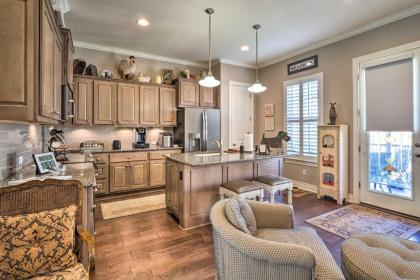 Pet-Friendly Townhome about 2 Mi to Town Square! - image 6