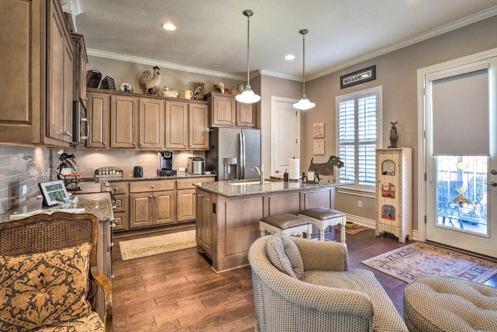 Pet-Friendly Townhome about 2 Mi to Town Square! - image 6