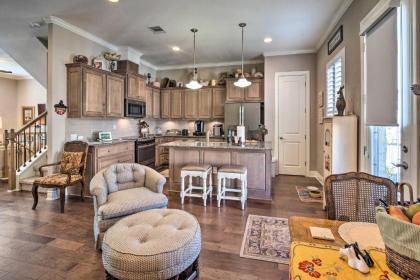 Pet-Friendly Townhome about 2 Mi to Town Square! - image 7