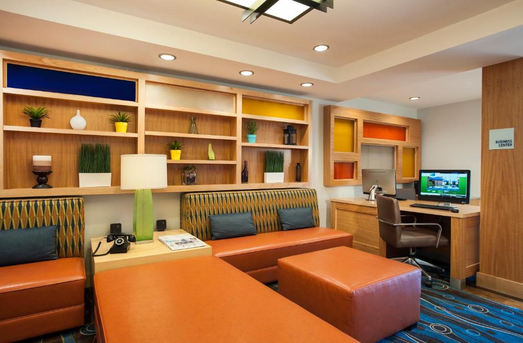 Holiday Inn Express and Suites Germantown an IHG Hotel - image 4