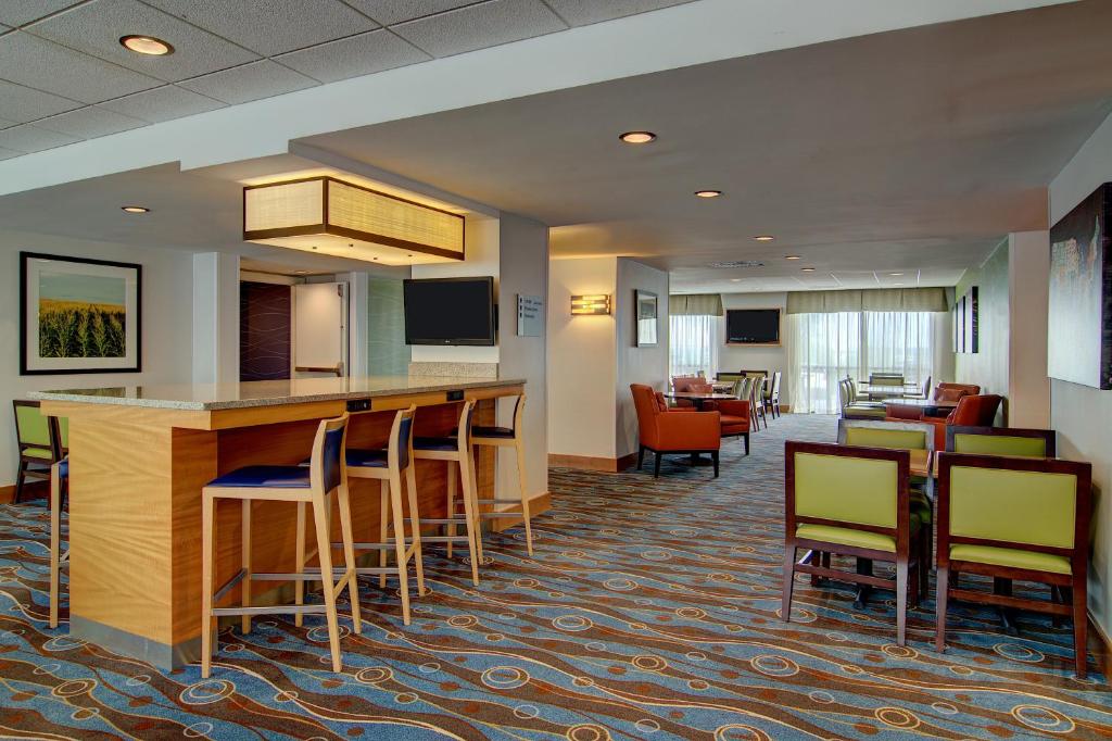 Holiday Inn Express and Suites Germantown an IHG Hotel - image 5