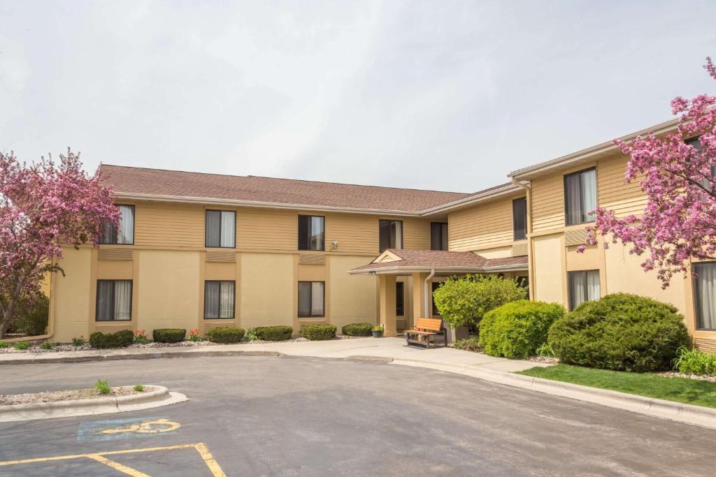 Super 8 by Wyndham Germantown/Milwaukee - main image