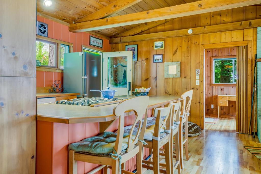 Hale Passage Beach House - image 6