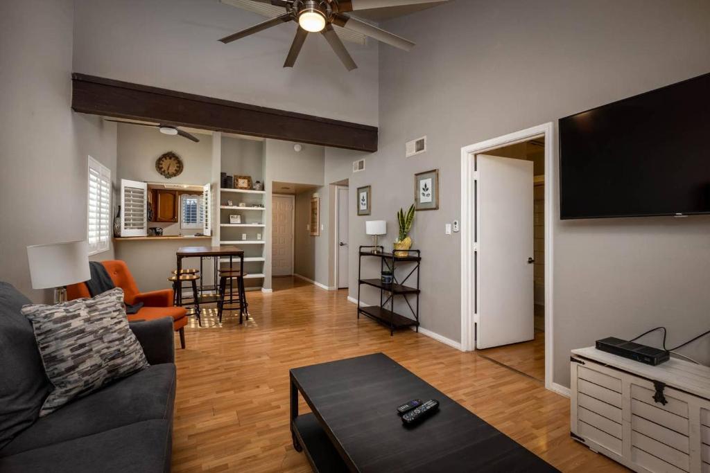 Cozy Gilbert Condo Walking Distance to Downtown ! - main image