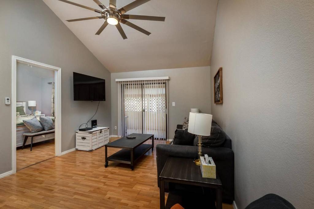 Cozy Gilbert Condo Walking Distance to Downtown ! - image 2