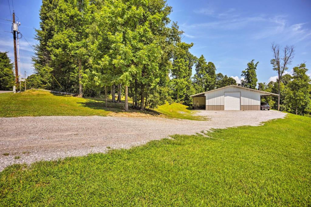 Wooded Gilbertsville Hideaway on Kentucky Lake! - image 4