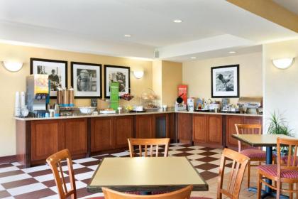 Hampton Inn Gillette - image 11