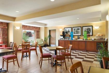 Hampton Inn Gillette - image 12