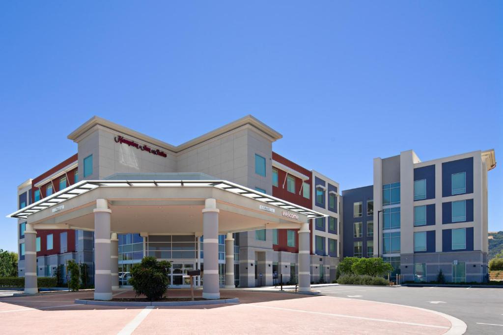 Hampton Inn & Suites Gilroy CA - image 2