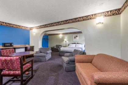 Days Inn & Suites by Wyndham Youngstown / Girard Ohio - image 13