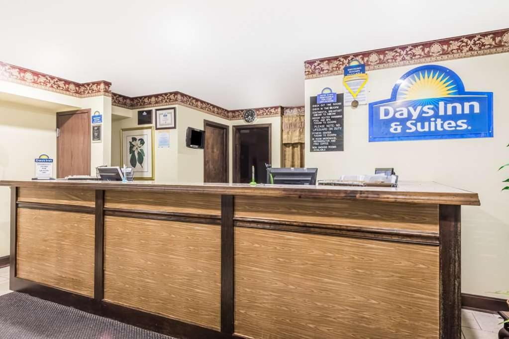 Days Inn & Suites by Wyndham Youngstown / Girard Ohio - image 5