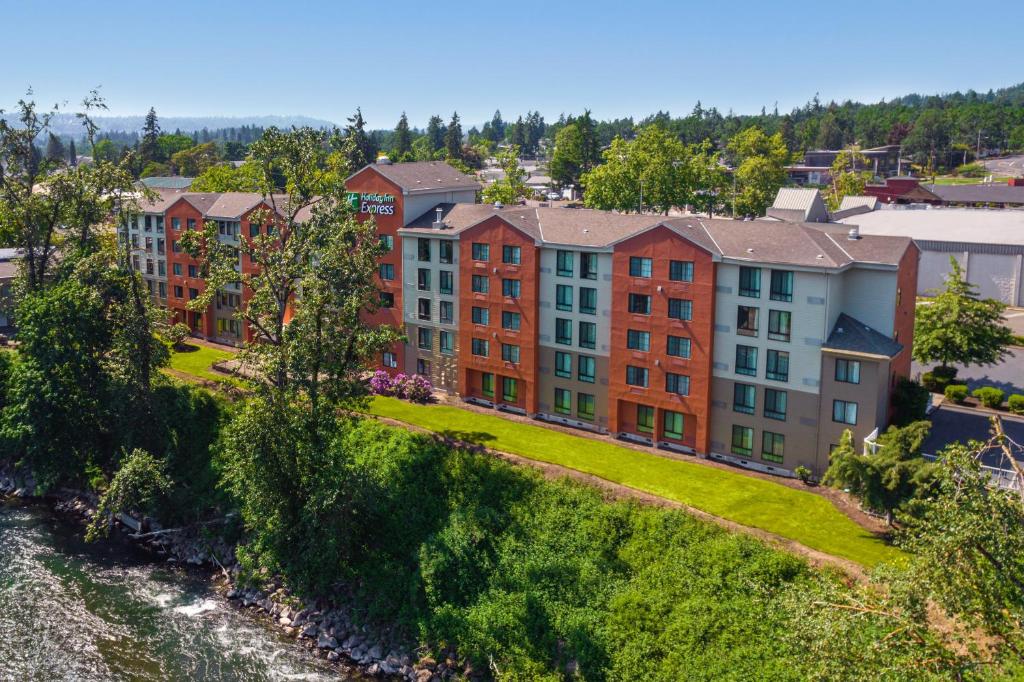 Holiday Inn Express Portland SE - Clackamas Area an IHG Hotel - main image