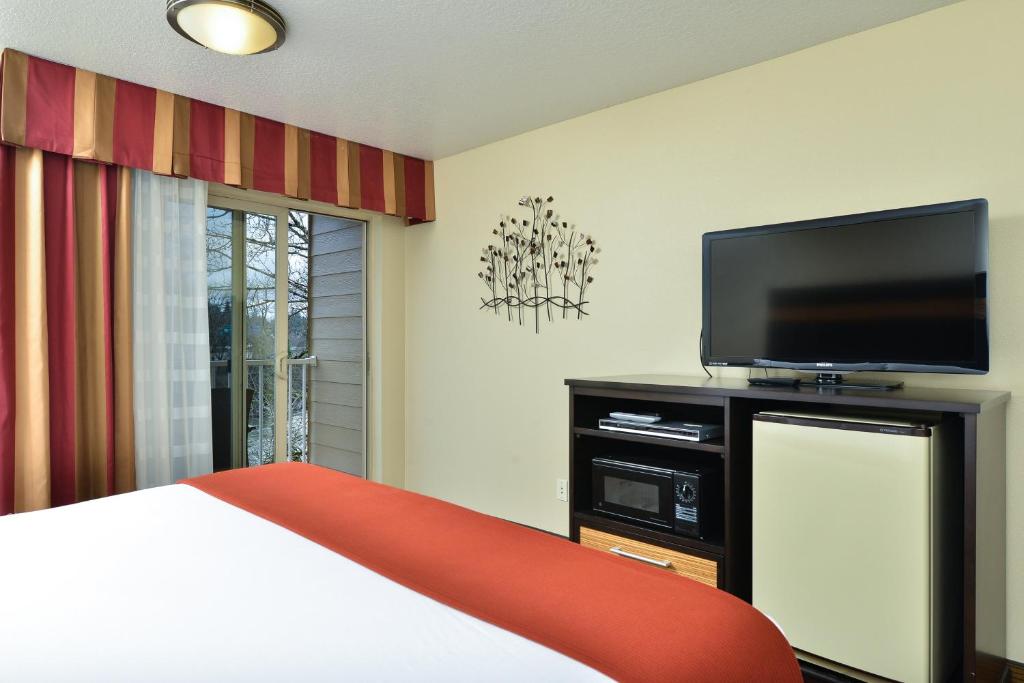 Holiday Inn Express Portland SE - Clackamas Area an IHG Hotel - image 2