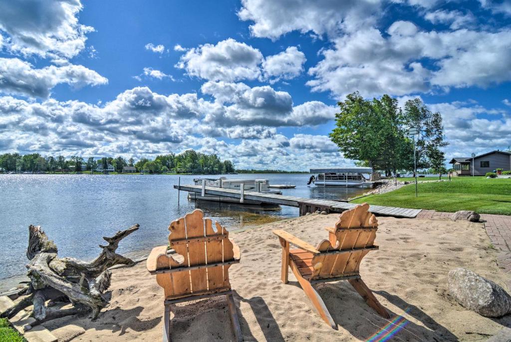 Lakefront Cottage with Deck and July 3 Firework Views! - main image