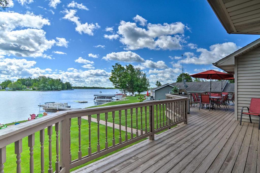 Lakefront Cottage with Deck and July 3 Firework Views! - image 2