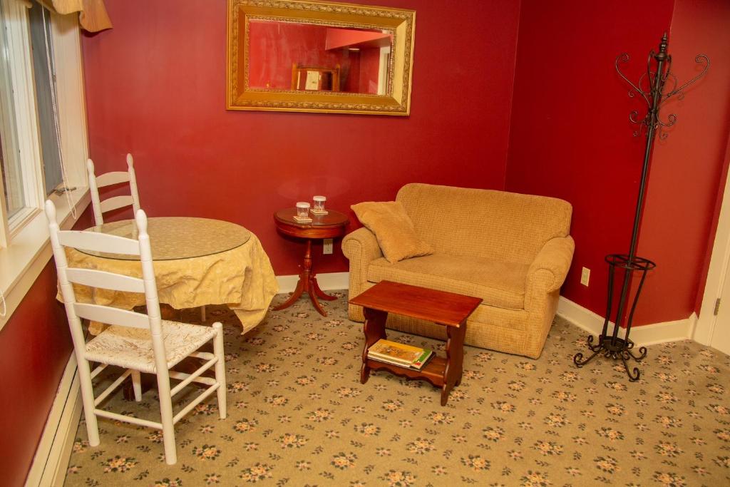 Sylvan Inn Bed & Breakfast - image 5