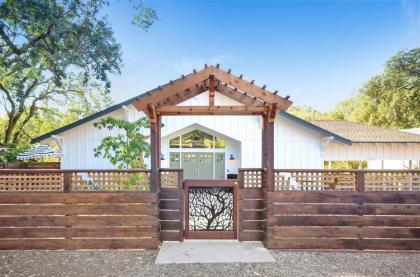 Peaceful Glen Ellen 3BR with Deck Garden & Parking! home