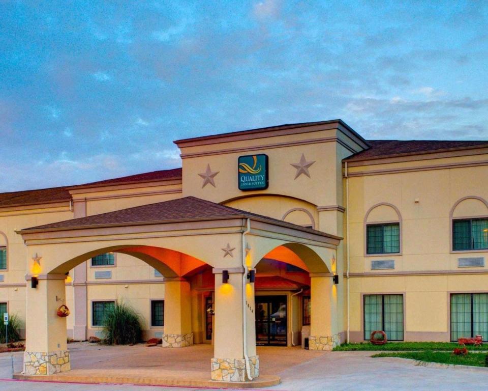 Quality Inn & Suites - Glen Rose - main image