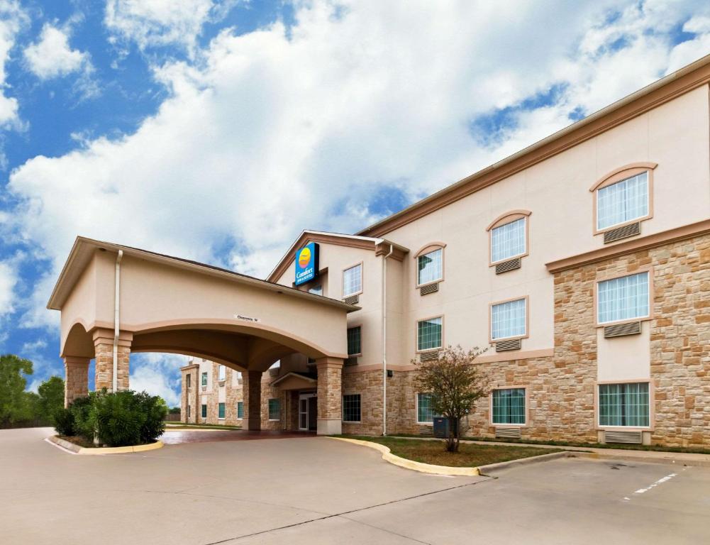 Comfort Inn & Suites near Comanche Peak - main image