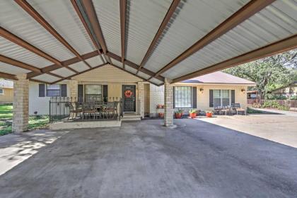 Southern Glen Rose Ranch House - Walk to Downtown! - image 8