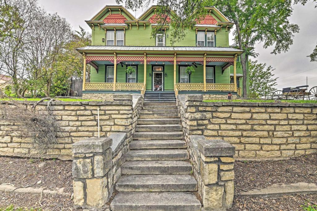 The Lilly House Historic Glen Rose Getaway! - main image