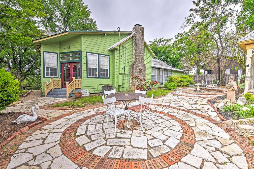 The Lilly House Historic Glen Rose Getaway! - image 2