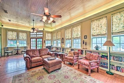 The Lilly House Historic Glen Rose Getaway! - image 4