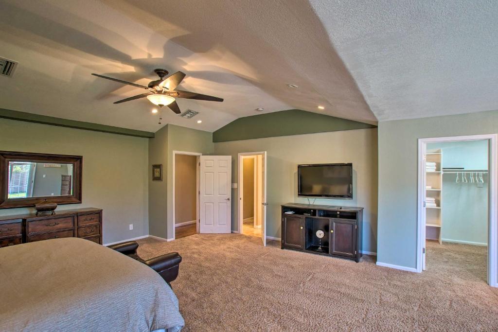 Pet-Friendly Glendale Home with Pool and Putting Green - image 2