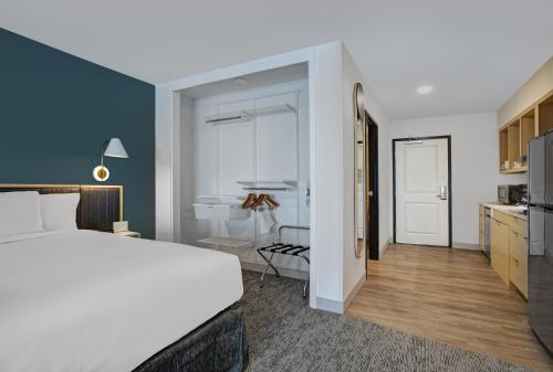 TownePlace Suites by Marriott Phoenix Glendale Sports & Entertainment District - image 4